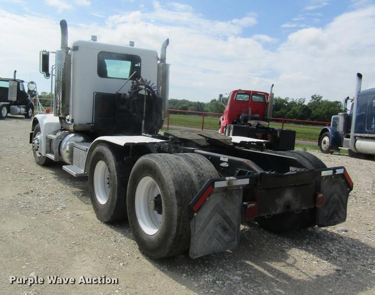 image for item DD8481 1990 Peterbilt 375 semi truck