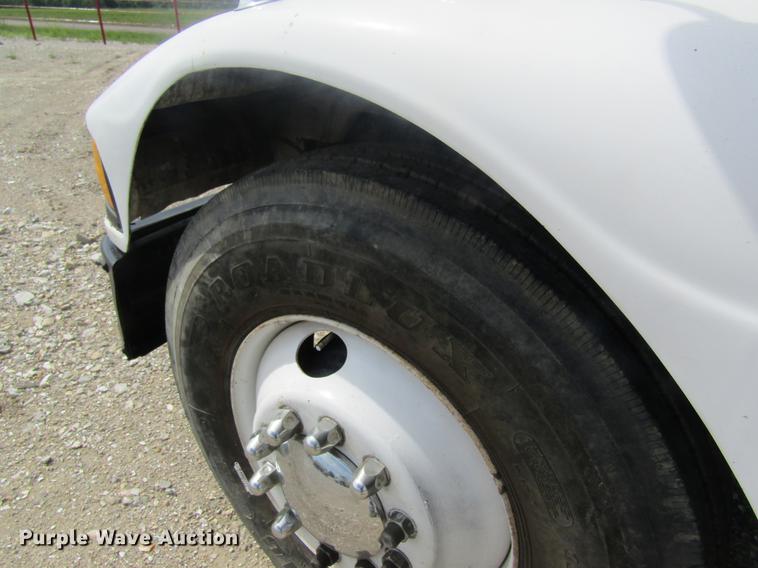 image for item DD8481 1990 Peterbilt 375 semi truck