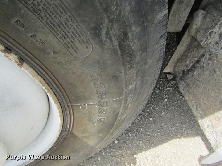 image for item DD8481 1990 Peterbilt 375 semi truck