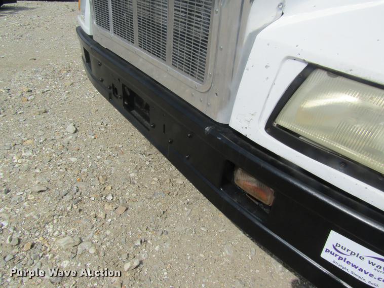 image for item DD8481 1990 Peterbilt 375 semi truck