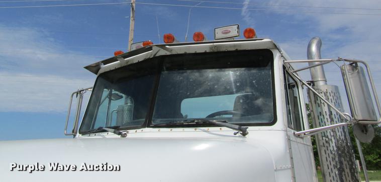 image for item DD8481 1990 Peterbilt 375 semi truck