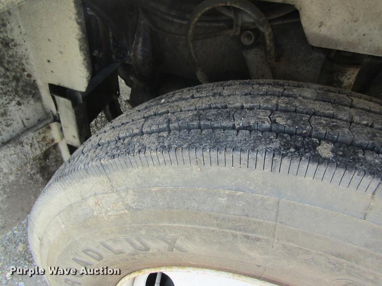 image for item DD8481 1990 Peterbilt 375 semi truck