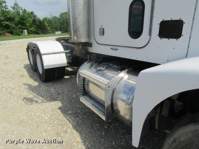 image for item DD8481 1990 Peterbilt 375 semi truck
