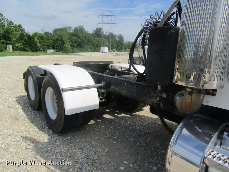 image for item DD8481 1990 Peterbilt 375 semi truck