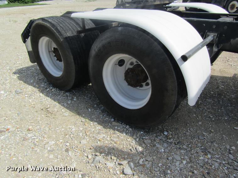 image for item DD8481 1990 Peterbilt 375 semi truck