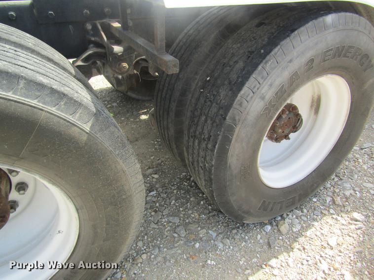 image for item DD8481 1990 Peterbilt 375 semi truck