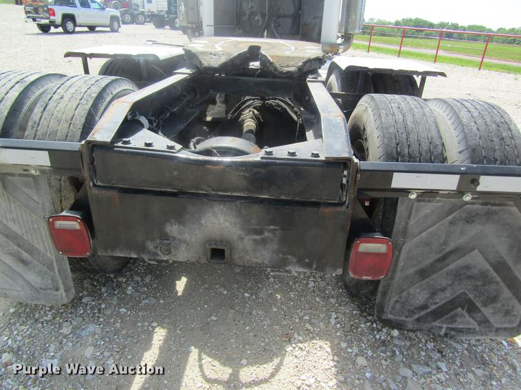 image for item DD8481 1990 Peterbilt 375 semi truck