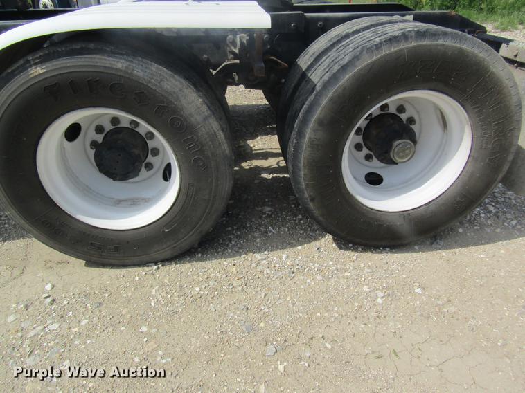 image for item DD8481 1990 Peterbilt 375 semi truck