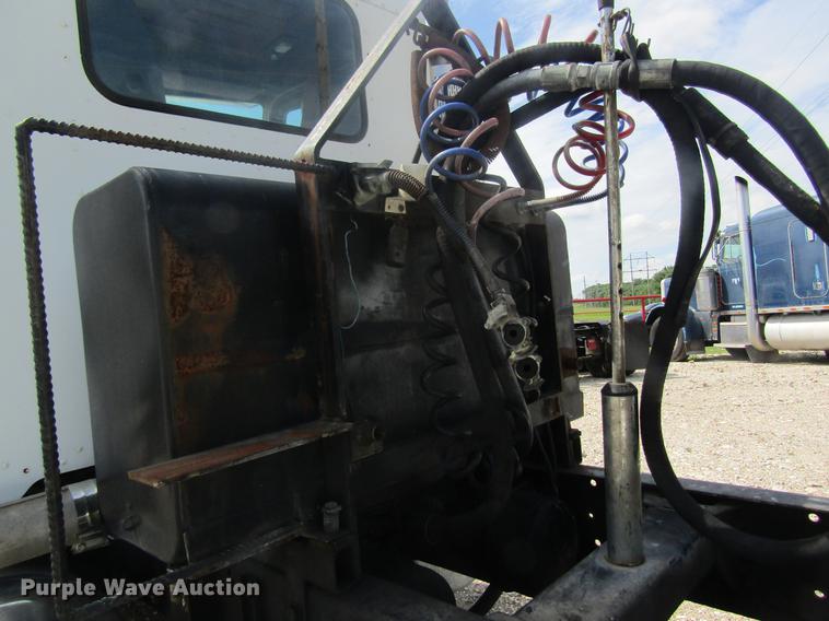 image for item DD8481 1990 Peterbilt 375 semi truck