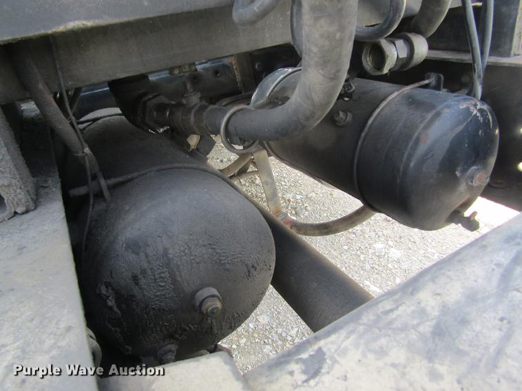 image for item DD8481 1990 Peterbilt 375 semi truck