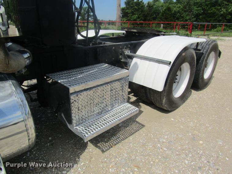 image for item DD8481 1990 Peterbilt 375 semi truck