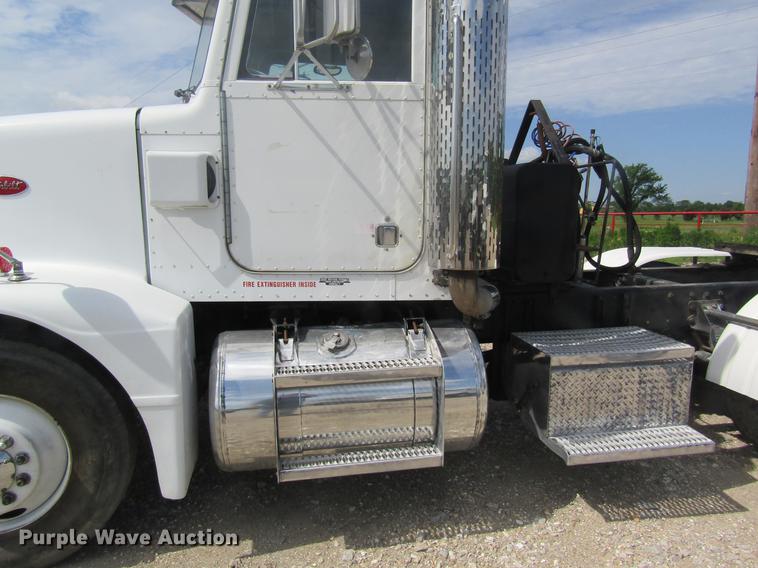 image for item DD8481 1990 Peterbilt 375 semi truck