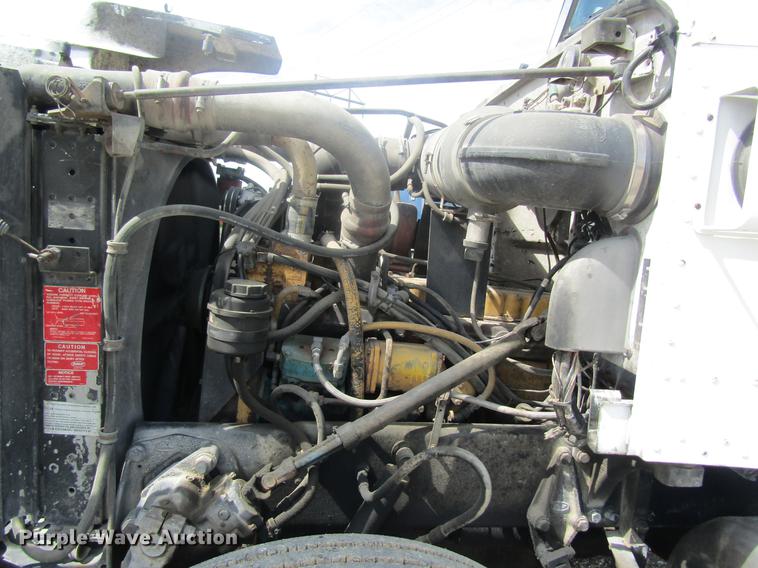 image for item DD8481 1990 Peterbilt 375 semi truck