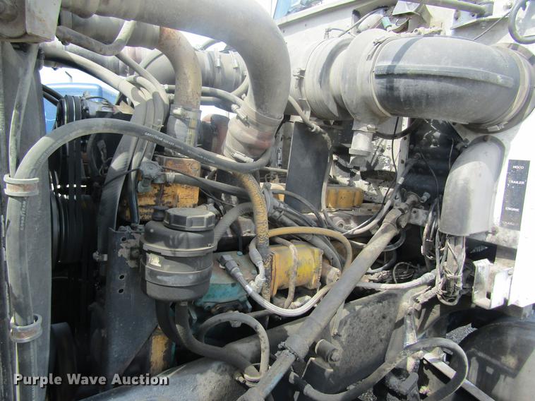 image for item DD8481 1990 Peterbilt 375 semi truck