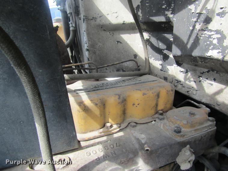 image for item DD8481 1990 Peterbilt 375 semi truck