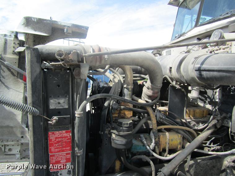 image for item DD8481 1990 Peterbilt 375 semi truck