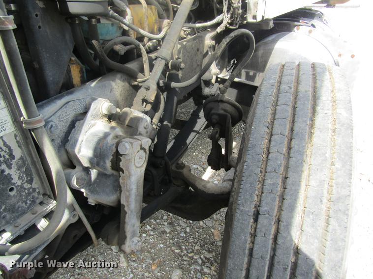 image for item DD8481 1990 Peterbilt 375 semi truck