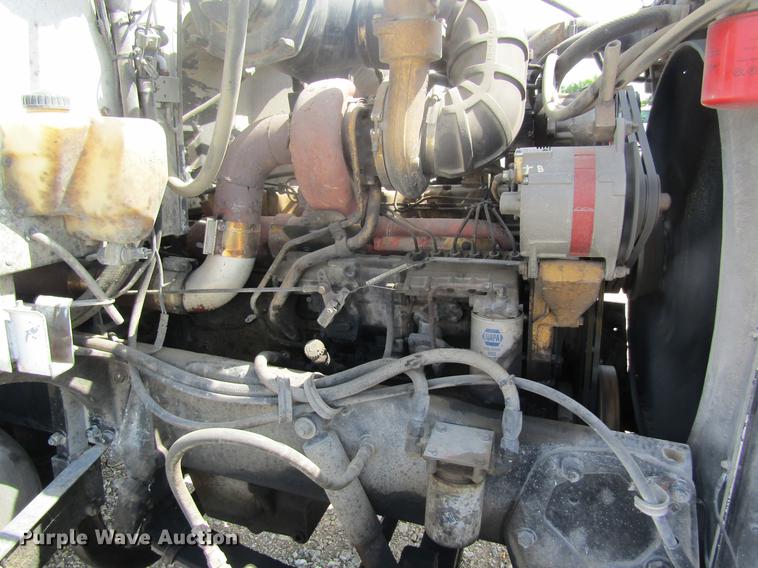 image for item DD8481 1990 Peterbilt 375 semi truck