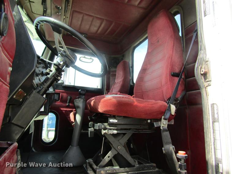 image for item DD8481 1990 Peterbilt 375 semi truck