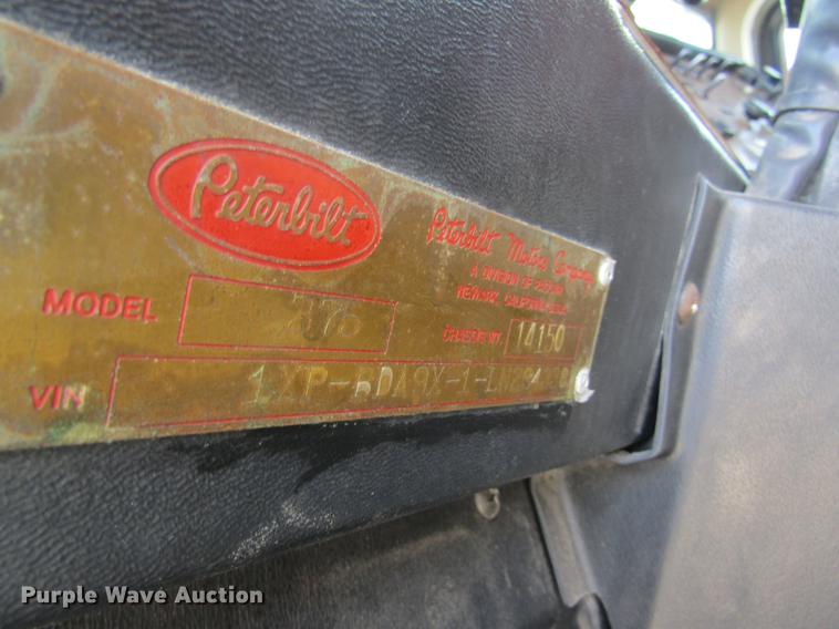 image for item DD8481 1990 Peterbilt 375 semi truck