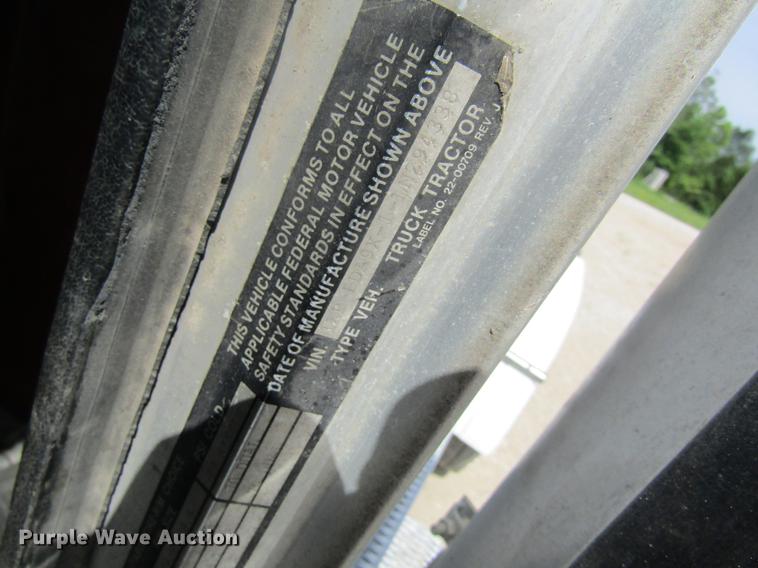 image for item DD8481 1990 Peterbilt 375 semi truck