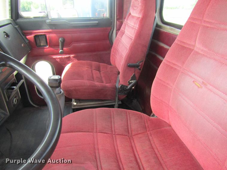 image for item DD8481 1990 Peterbilt 375 semi truck