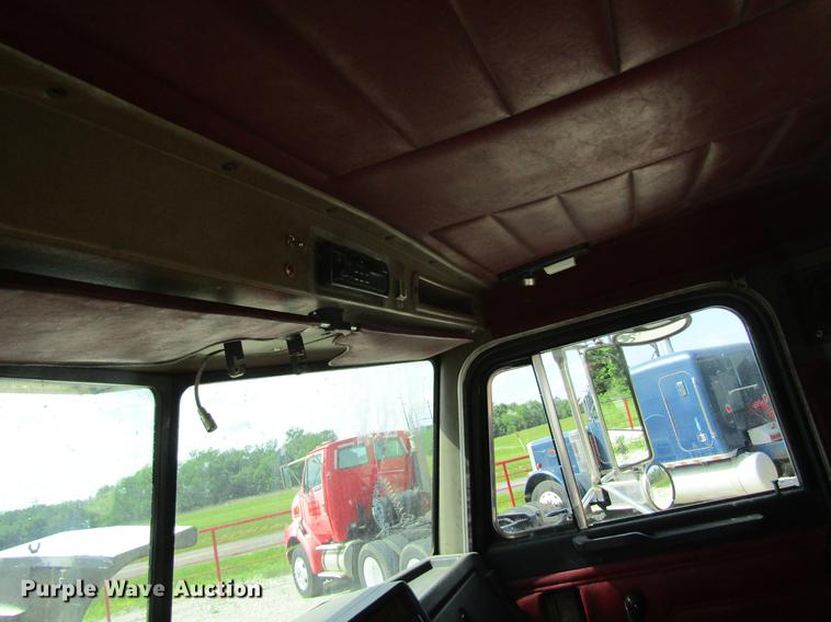 image for item DD8481 1990 Peterbilt 375 semi truck