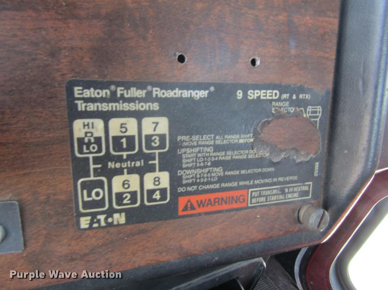 image for item DD8481 1990 Peterbilt 375 semi truck