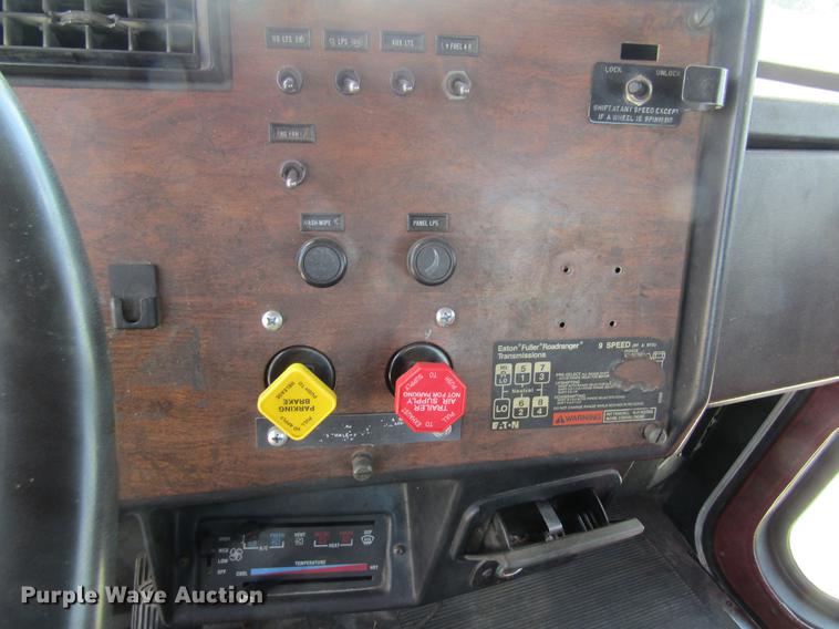 image for item DD8481 1990 Peterbilt 375 semi truck