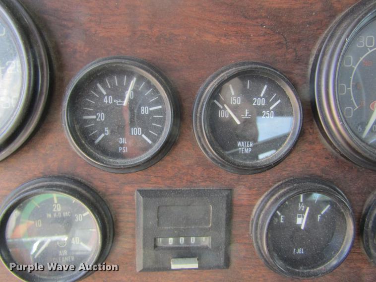 image for item DD8481 1990 Peterbilt 375 semi truck