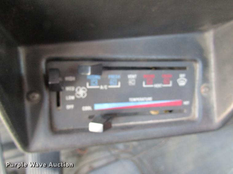 image for item DD8481 1990 Peterbilt 375 semi truck