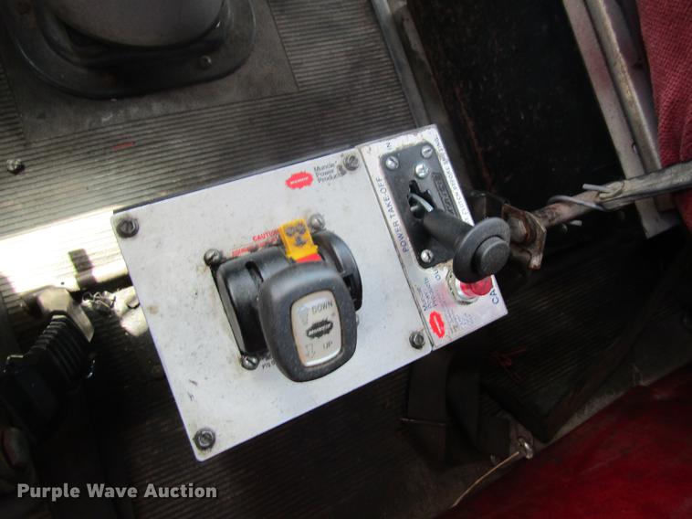 image for item DD8481 1990 Peterbilt 375 semi truck