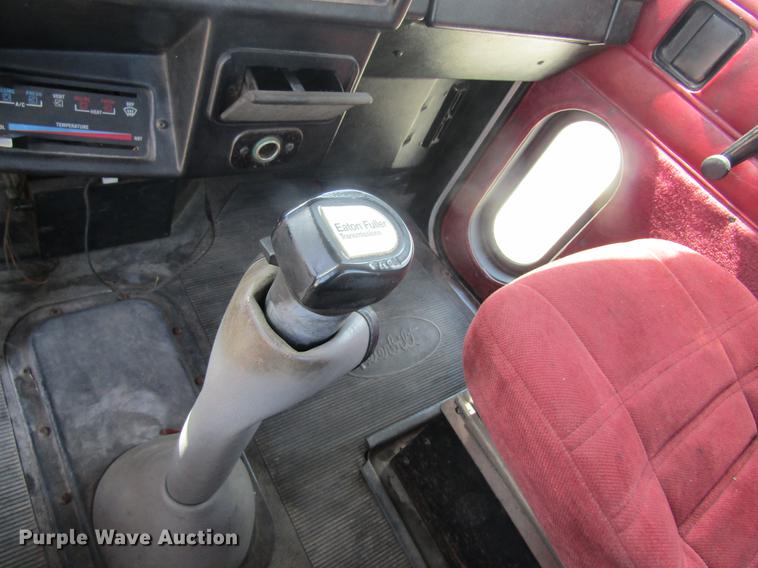 image for item DD8481 1990 Peterbilt 375 semi truck