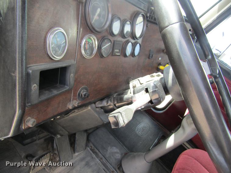 image for item DD8481 1990 Peterbilt 375 semi truck