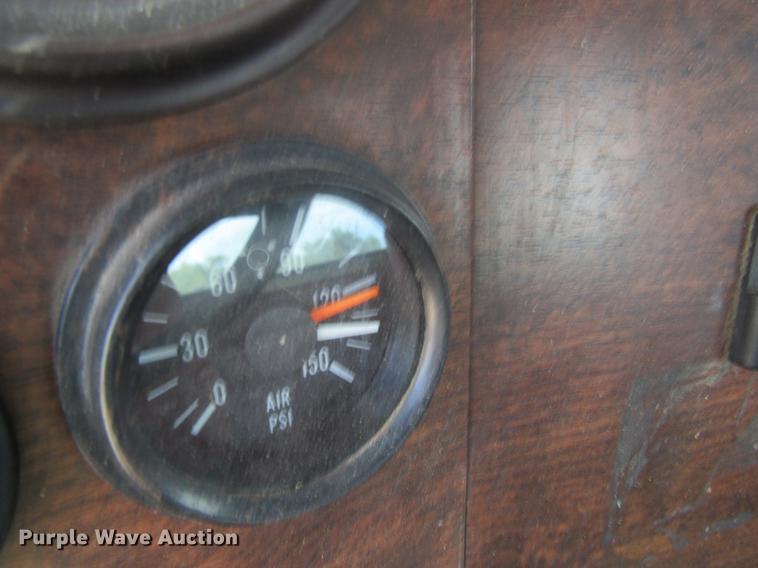 image for item DD8481 1990 Peterbilt 375 semi truck