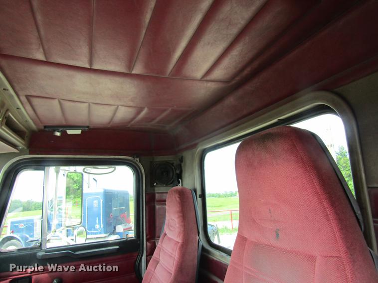 image for item DD8481 1990 Peterbilt 375 semi truck