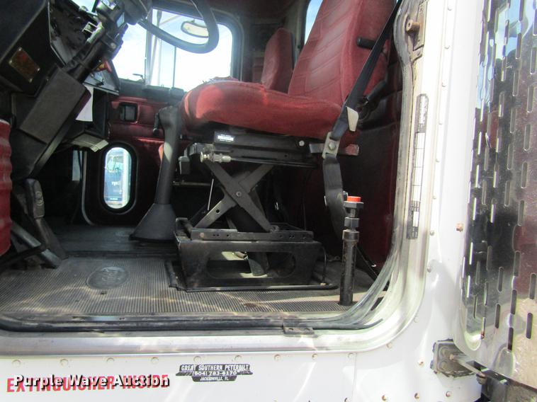 image for item DD8481 1990 Peterbilt 375 semi truck