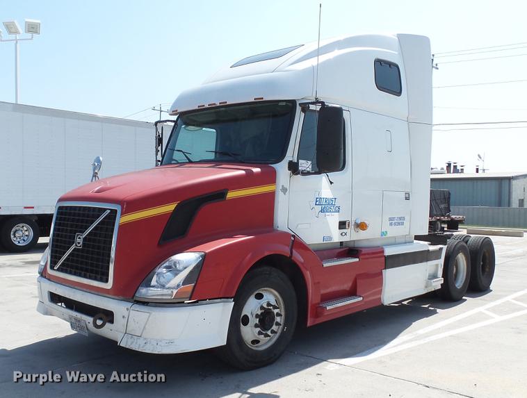 image for item DE0170 2005 Volvo VNL semi truck