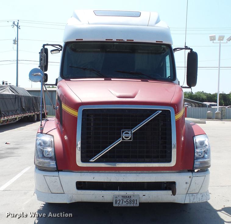 image for item DE0170 2005 Volvo VNL semi truck