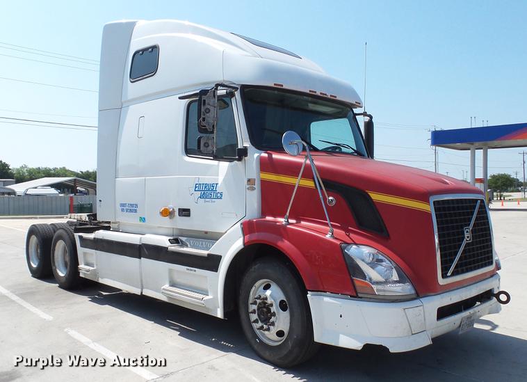 image for item DE0170 2005 Volvo VNL semi truck