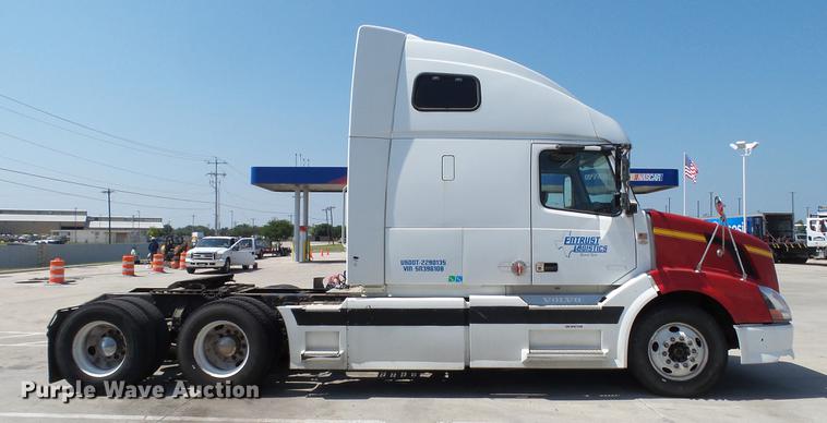 image for item DE0170 2005 Volvo VNL semi truck
