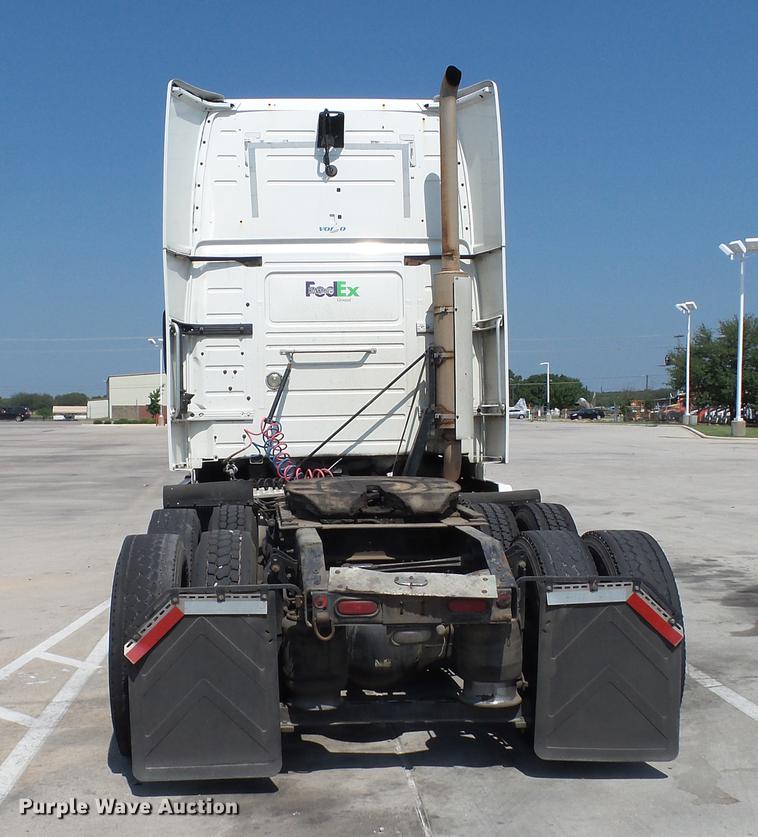 image for item DE0170 2005 Volvo VNL semi truck