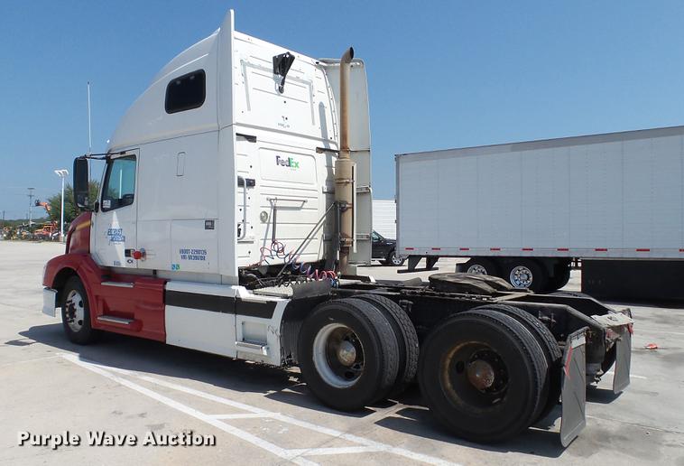 image for item DE0170 2005 Volvo VNL semi truck