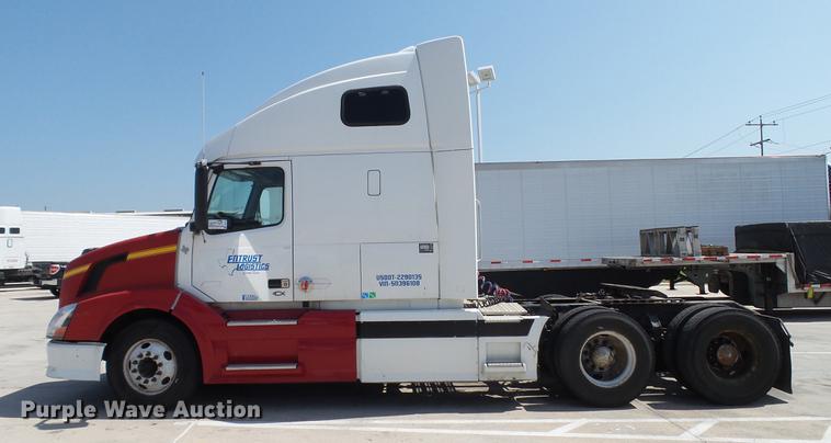 image for item DE0170 2005 Volvo VNL semi truck