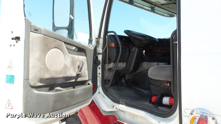 image for item DE0170 2005 Volvo VNL semi truck