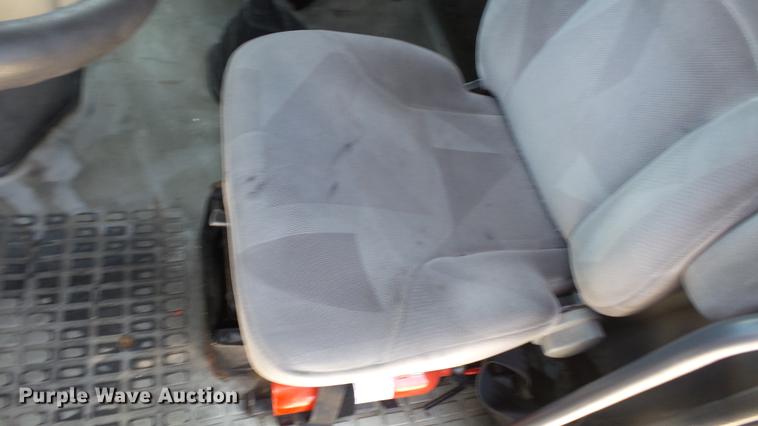 image for item DE0170 2005 Volvo VNL semi truck