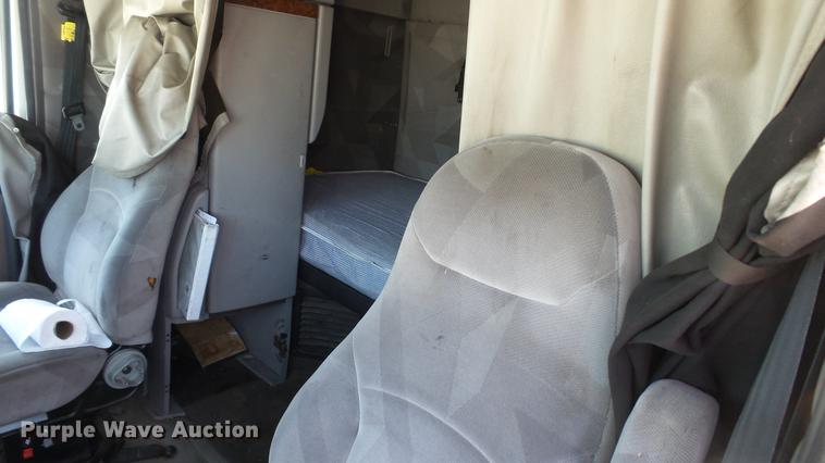 image for item DE0170 2005 Volvo VNL semi truck