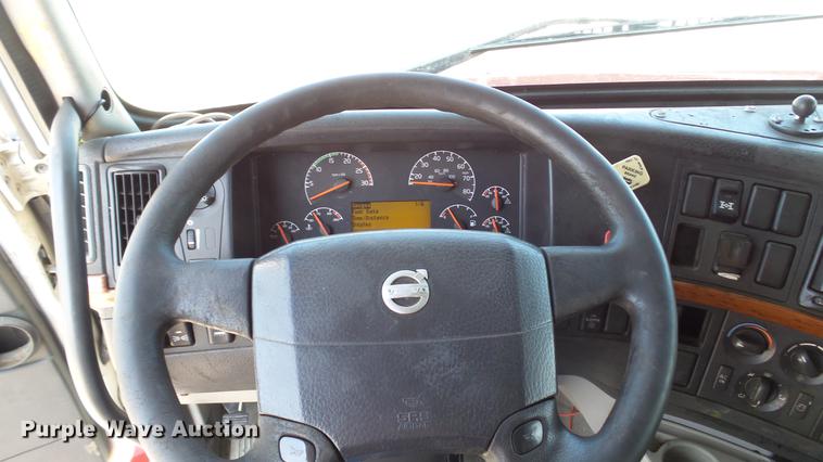 image for item DE0170 2005 Volvo VNL semi truck