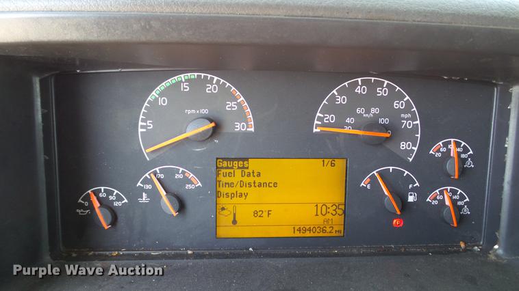 image for item DE0170 2005 Volvo VNL semi truck