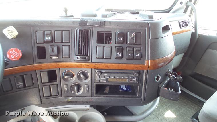 image for item DE0170 2005 Volvo VNL semi truck